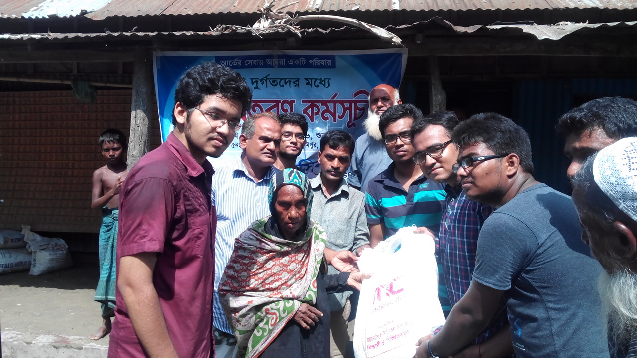 মেডিসিন ক্লাব,মমেক ইউনিটের পক্ষ থেকে জামালপুরের বন্যা কবলিত  মানুষের মাঝে  ত্রাণ বিতরণ সম্পন্ন