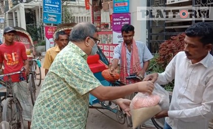 করোনা সংকটে প্রায় বেকার রিক্সাচালকদের পাশে দাঁড়ালেন একজন ডাক্তার