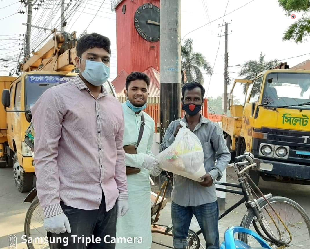 সিলেট নগরীর দুস্থ মানুষের পাশে দাঁড়াল নর্থ-ইষ্ট মেডিকেল কলেজের শিক্ষার্থীরা