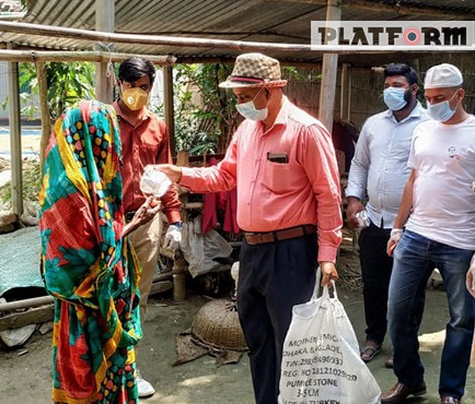 করোনা পরিস্থিতিতে মানিকগঞ্জে দরিদ্রদের পাশে ডা. লুৎফর রহমান