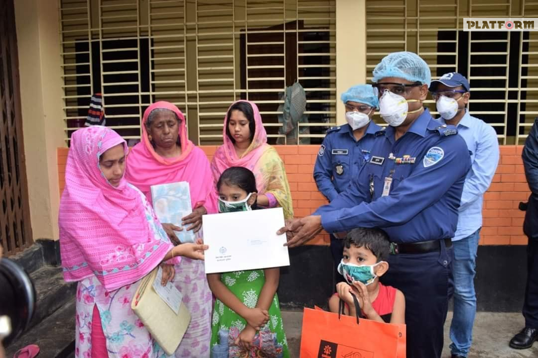 কোভিড-১৯ এ মৃত্যুবরণকারী প্রথম পুলিশ সদস্যের পরিবারকে ৫ লক্ষ টাকা অনুদান