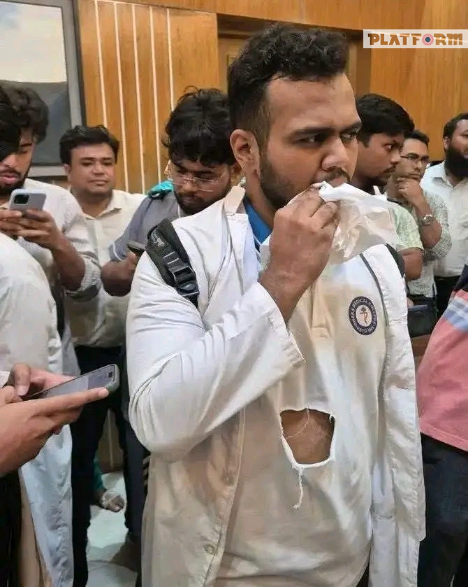 দালালদের দৌরাত্ম্যের বিরুদ্ধে প্রতিবাদ করায় চতুর্থ শ্রেণির কর্মচারীদের হামলার শিকার ঢামেকের শিক্ষার্থী